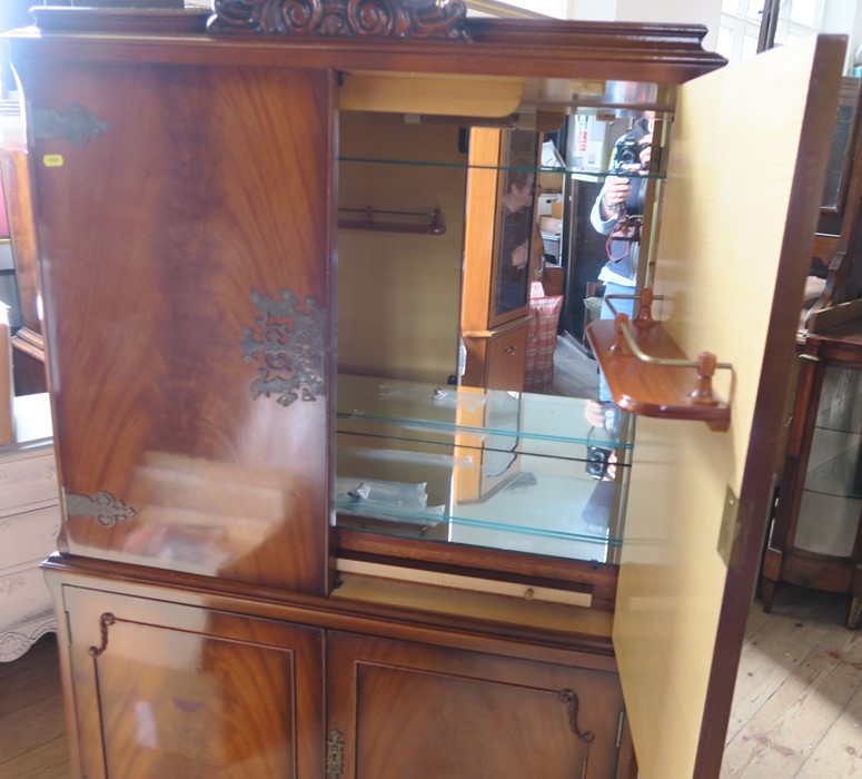 A modern mahogany drinks cabinet, the upper section having a pair of doors opening to reveal - Image 2 of 2