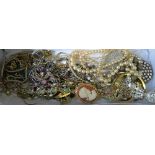 A collection of jewellery, to include gold rings, chains, brooches etc