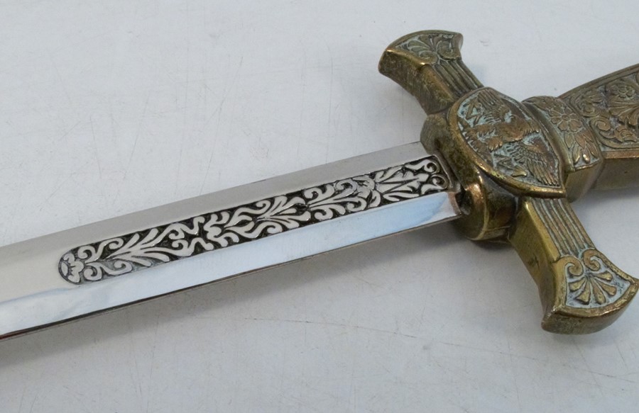 A reproduction German style dagger, with embossed brass hilt and scabbard - Bild 3 aus 3