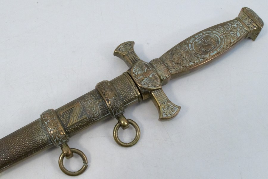 A reproduction German style dagger, with embossed brass hilt and scabbard - Bild 2 aus 3