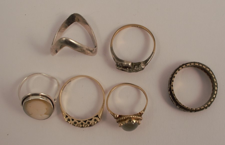 A collection of gold and silver rings, size in all - Image 2 of 2