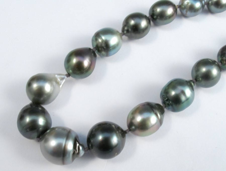 A graduated row of baroque black cultured pearls, to an 18 carat white gold clasp, 52cm long - Bild 2 aus 3