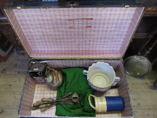 A trunk and contents - Image 3 of 4