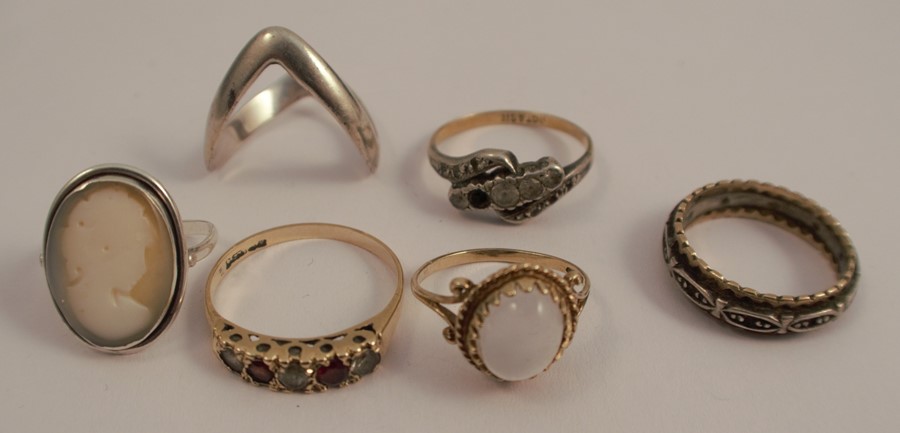 A collection of gold and silver rings, size in all