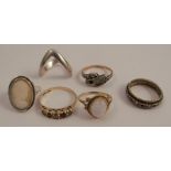 A collection of gold and silver rings, size in all