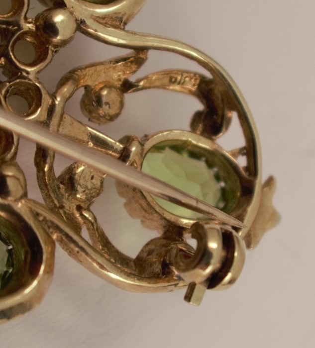 A peridot and cultured pearl Victorian style brooch, set with seven oval cuts, 4.9cm across, 11.7g - Image 3 of 3