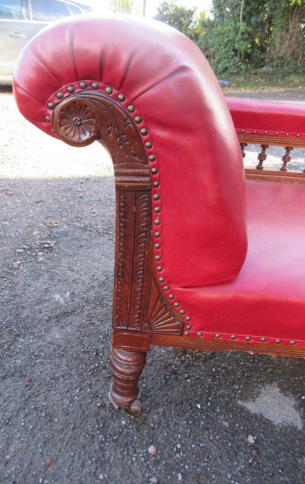 An Edwardian mahogany showwood chaise lounge, with scroll arm and gallery rail, carved decoration - Image 2 of 4