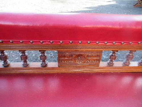 An Edwardian mahogany showwood chaise lounge, with scroll arm and gallery rail, carved decoration - Image 3 of 4