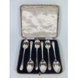 A Cased Set of George V Silver Teaspoons with crossed golf club emblem to handle, Sheffield 1933,