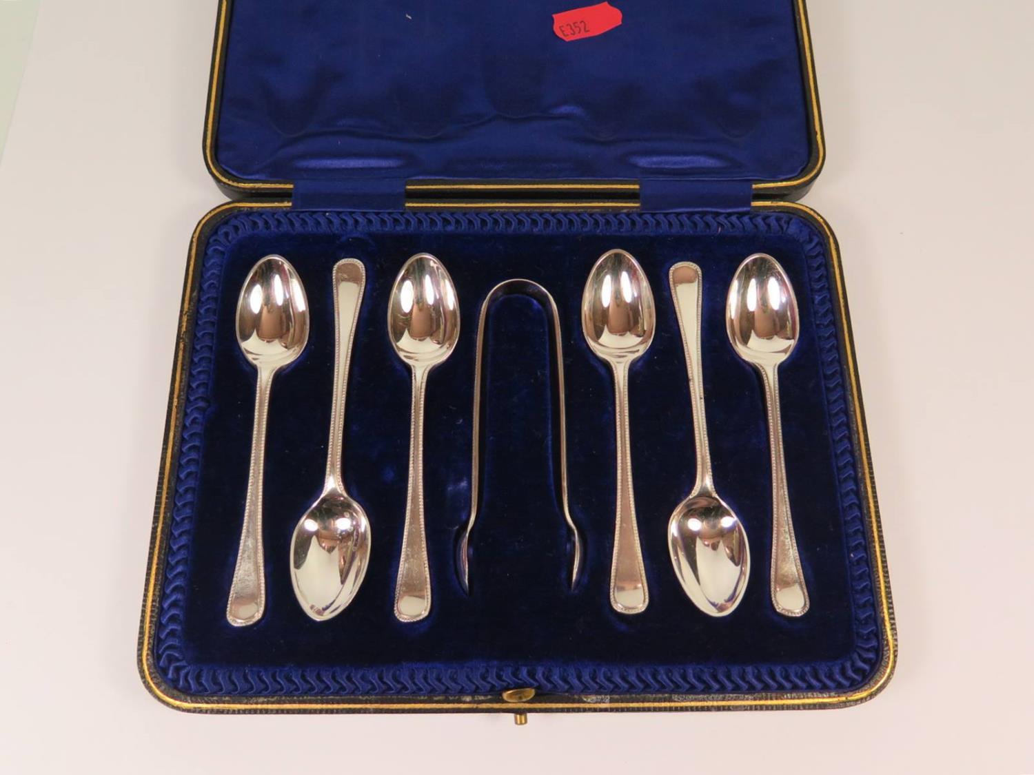 An Edward VII Cased Set of Six Silver Teaspoons with sugar tongs, Sheffield 1904, J.R, 121g