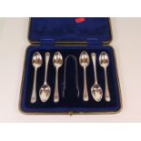 An Edward VII Cased Set of Six Silver Teaspoons with sugar tongs, Sheffield 1904, J.R, 121g