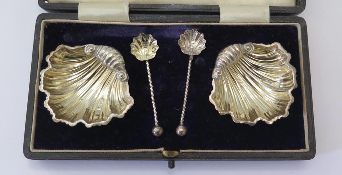 A Cased Pair of George V Silver Scallop Shell Salts with matching spoons, Chester 1912, James Deakin