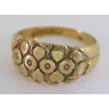 An 18ct Gold Ring with floral decoration, Birmingham 1907, size M.5, 5.7g
