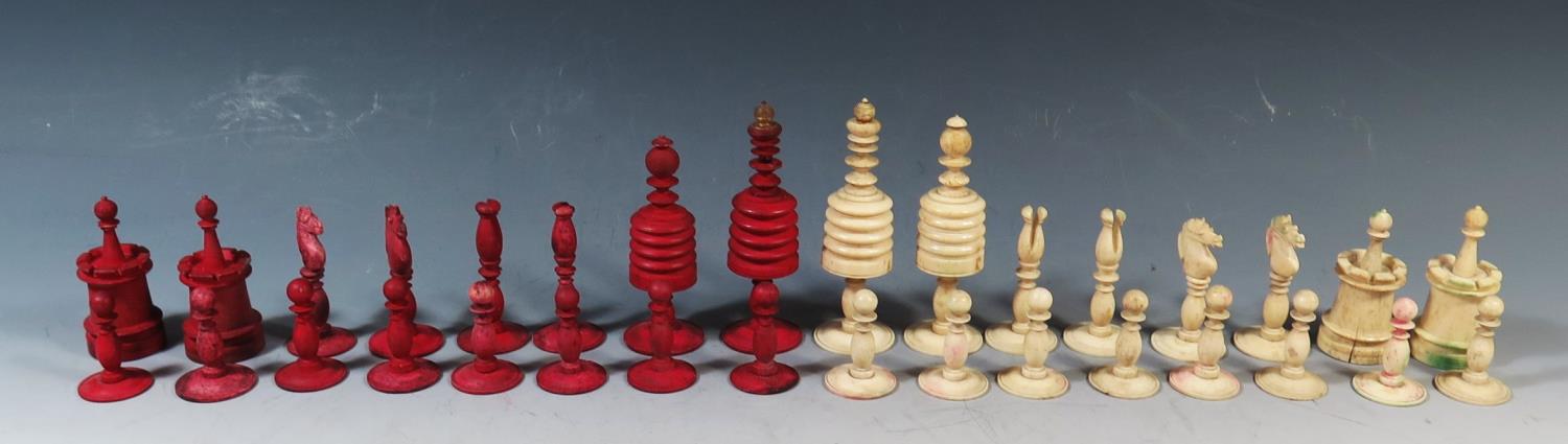 A 19th Century Bone Chess Set, kings 10cm, pawns 4cm
