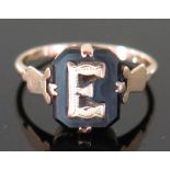 A Victorian Unmarked Gold Memorial Ring decorated with the initial E, size J.5, 1.8g