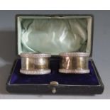 A Cased Pair of Edward VII Silver Napkin Rings, Sheffield 1909, Walker & Hall, 57g