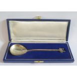 A Cased Elizabeth II 'Westminster Abbey' Silver Jubilee Spoon, London 1977, RLA, 77.9g, 20cm