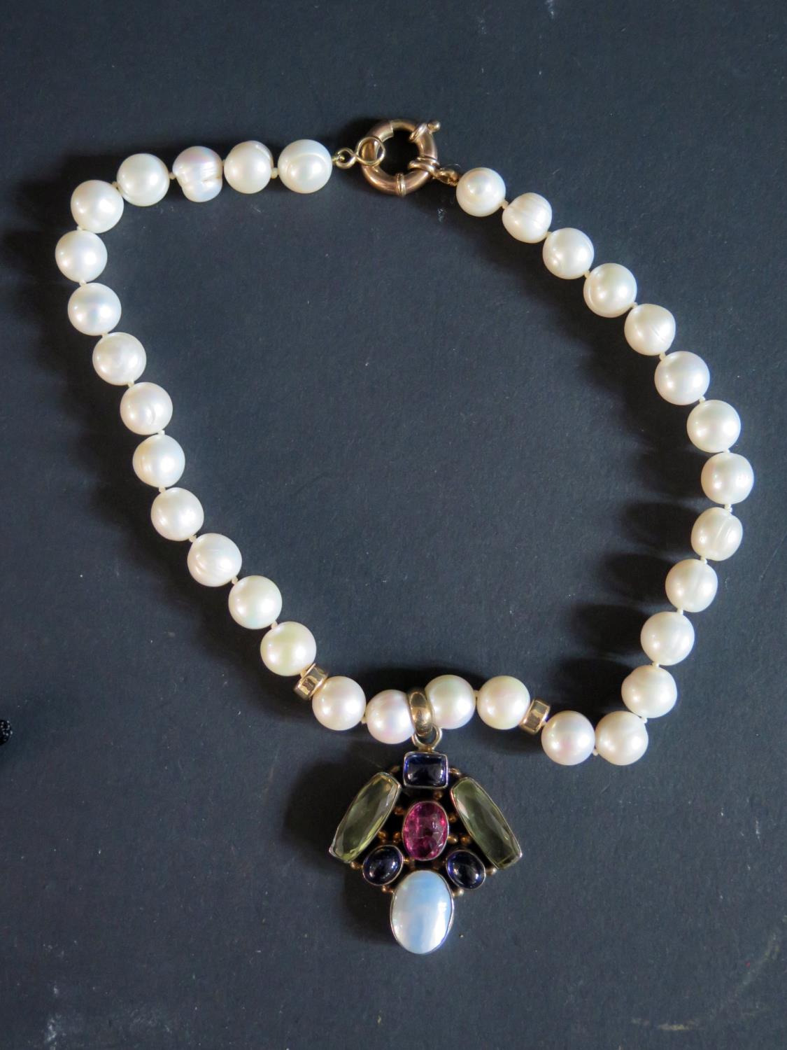 A Modern Pearl Necklace with pendant set with semi-precious stones, 44cm - Image 2 of 2