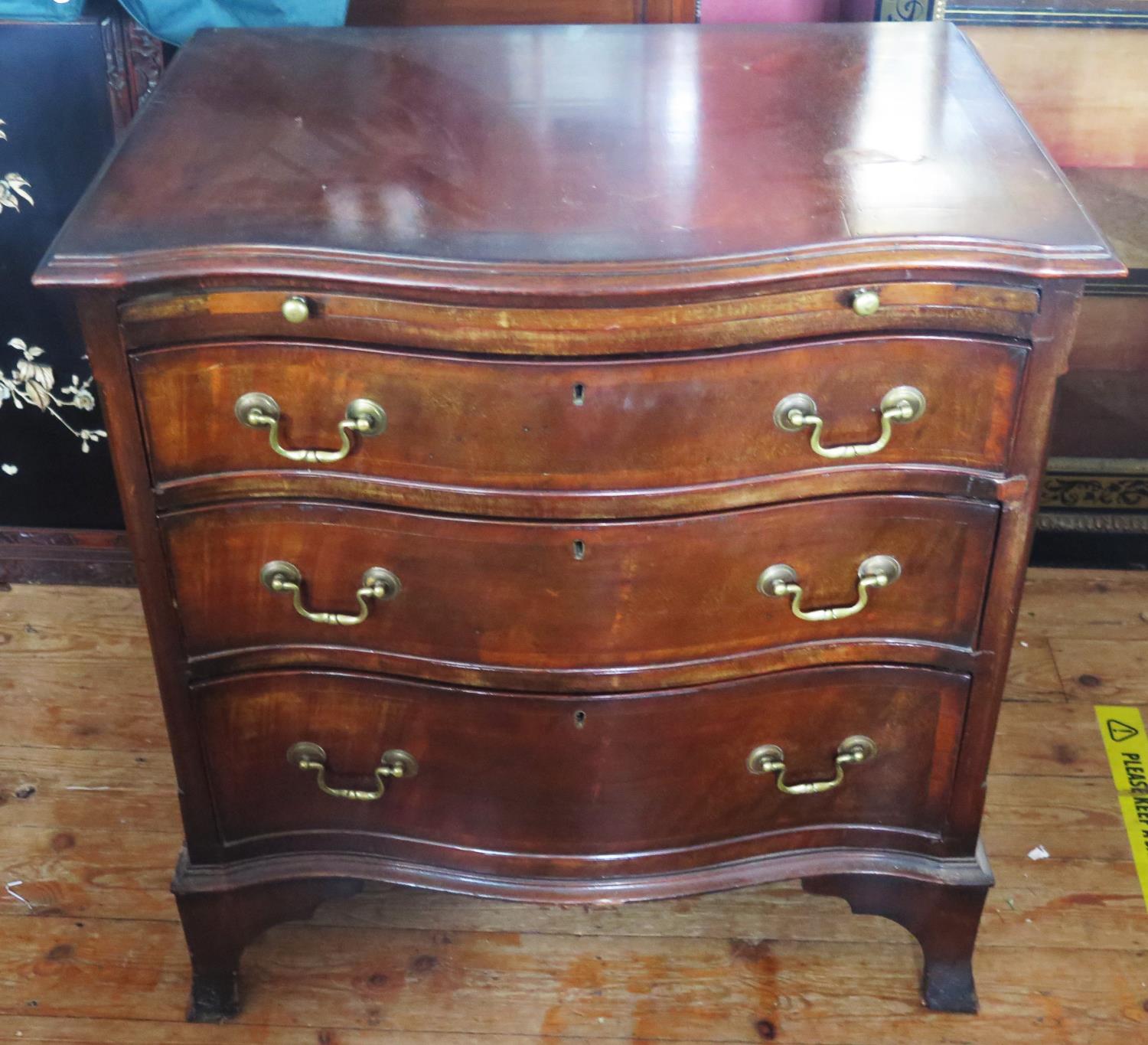 A Georgian Style Mahogany Serpentine Fronted Three Drawer Bachelor's Chest with slide, 71(w)x73.5(