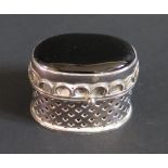 A Modern Pierced Sterling Silver Hinged Box with onyx mounted top, 4cm wide