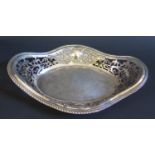 An Edward VII Pierced Silver Pierced Shaped Dish, Birmingham 1904, CH, 368g, 31x21.5cm