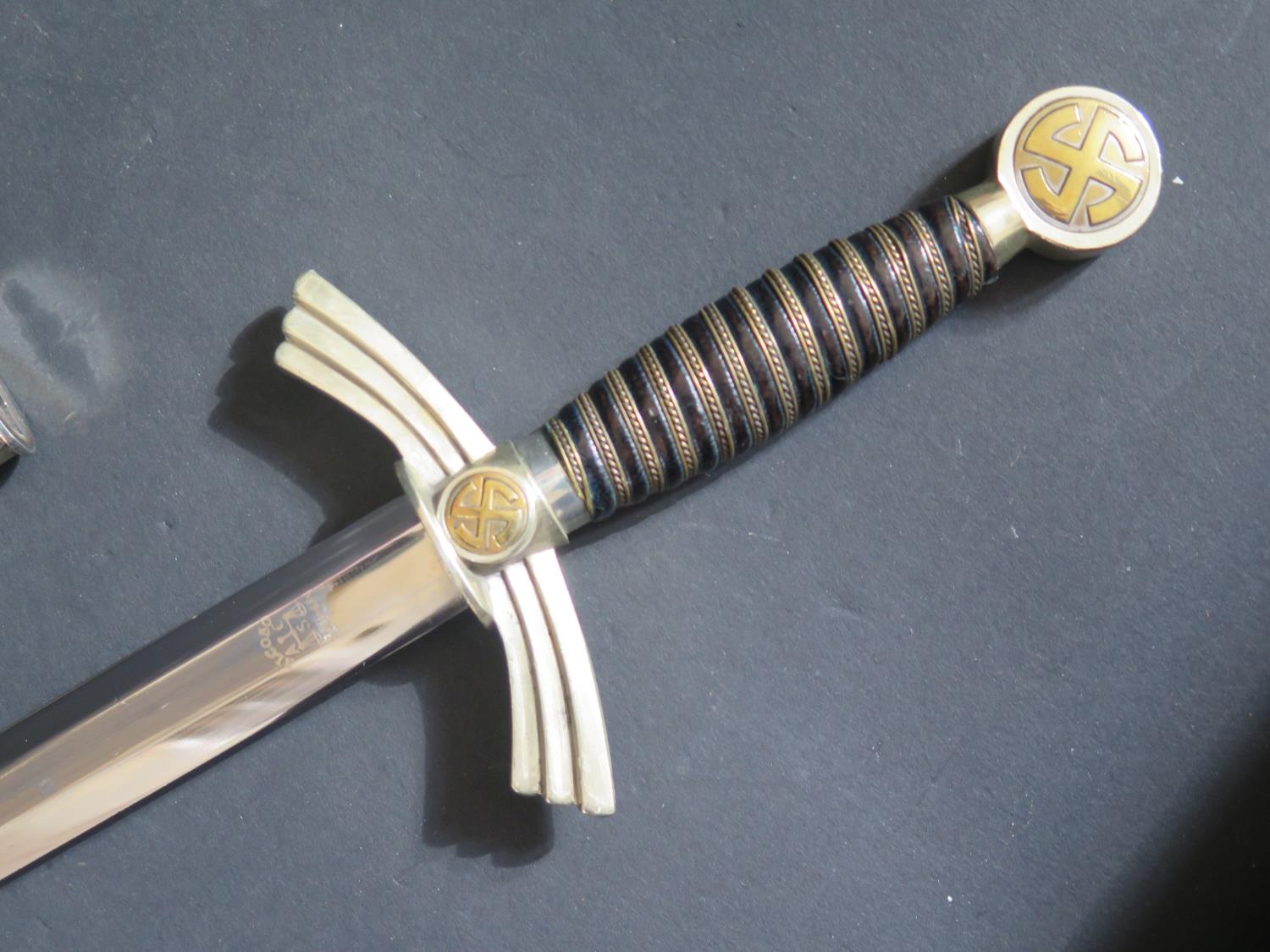 A German 1934 1st Pattern Luftwaffe Dagger with scabbard and hanger, blade marked ALSCOSO - Image 3 of 5
