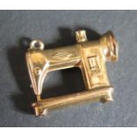 A 9ct Gold Sewing Machine Charm, 1.6g