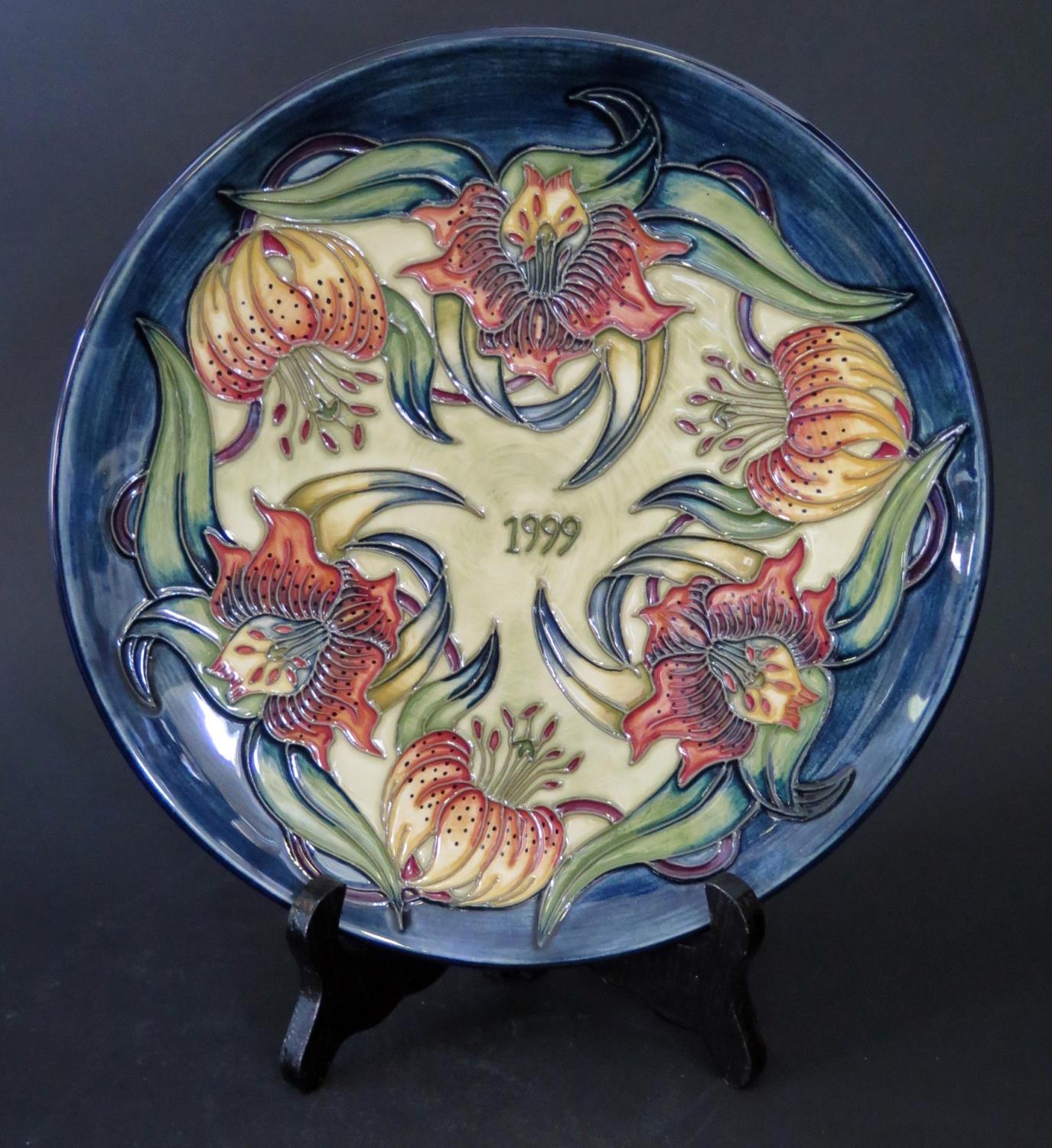 A Modern Moorcroft Limited Edition 1999 Year Plate 718/750, 22cm, boxed