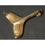 A 9ct Gold Whale's Tail Pendant, 21mm diam., 2.2g