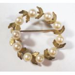 A 9ct Gold and Pearl Wreath Brooch, 32mm, 5.4g