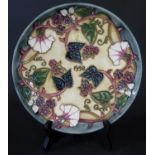 A Modern Moorcroft Limited Edition 1998 Year Plate 355/750, 22cm, boxed