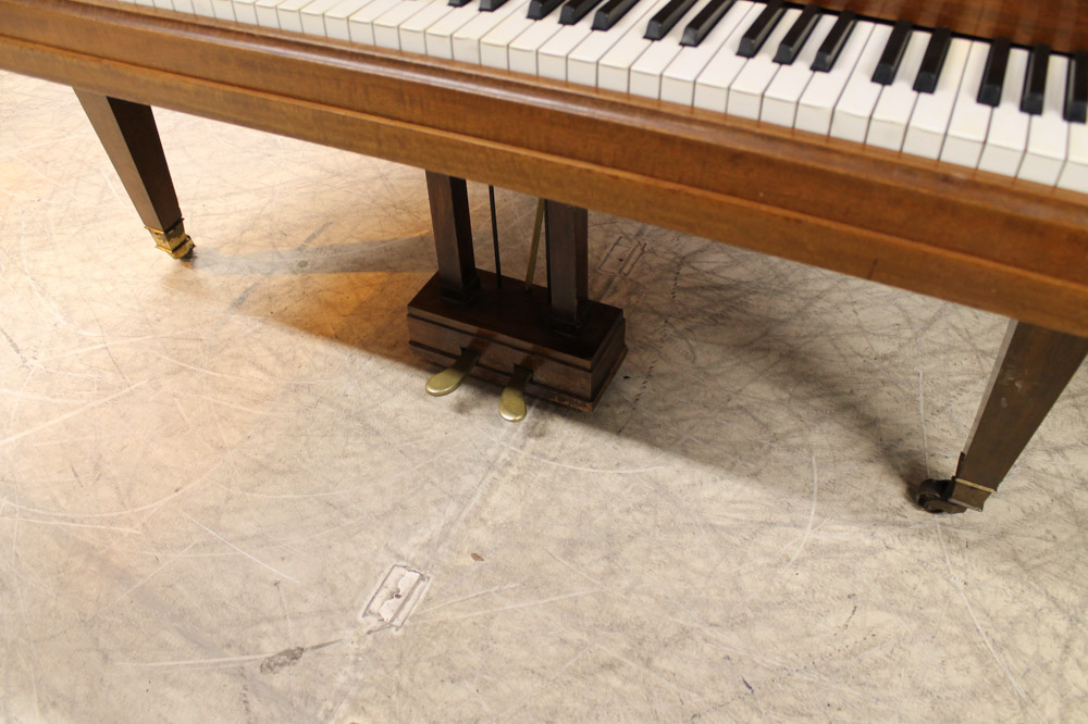 Blüthner (c1931) A 4ft 11in grand piano in a mahogany case on square tapered legs. - Image 4 of 4