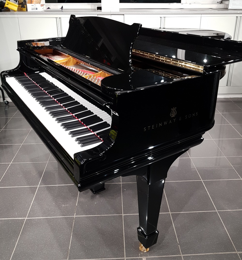 Steinway (c1906) A 5ft 10in Model O grand piano in a bright ebonised case on square tapered legs. - Image 14 of 16