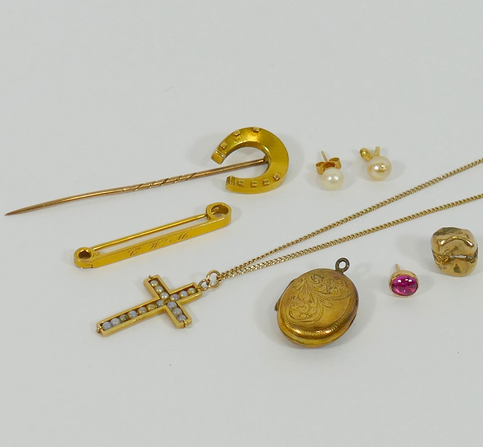A 9 carat gold bar brooch, and a gold horseshoe stick pin, combined weight 5g,
