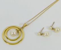 A yellow metal and cultured pearl pendant stamped '14K', 2.5cm diameter, 4.