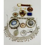 A quantity of costume jewellery, including a malachite bead necklace,