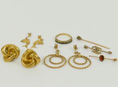 A quantity of 9 carat gold and yellow metal jewellery stamped '9CT' and '375',