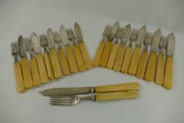 A George V silver fish set, London 1932 by the Goldsmiths and Silversmiths Co.