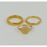 Two 22 carat gold wedding bands, combined weight 12.5g, and a 9 carat gold signet ring, 3.