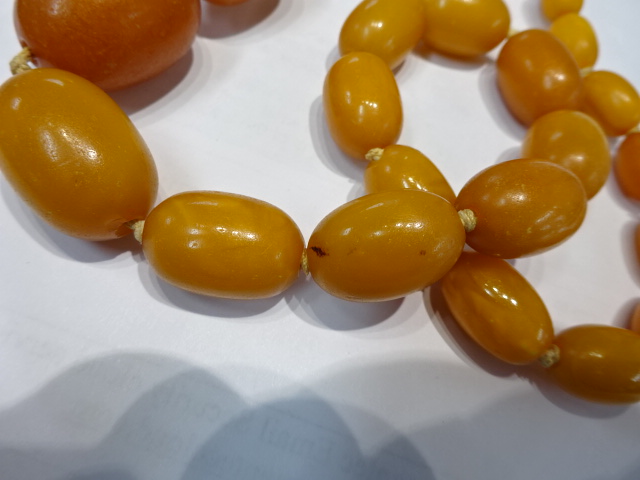 A yellow bead amber necklace, 75.8g. - Image 7 of 7