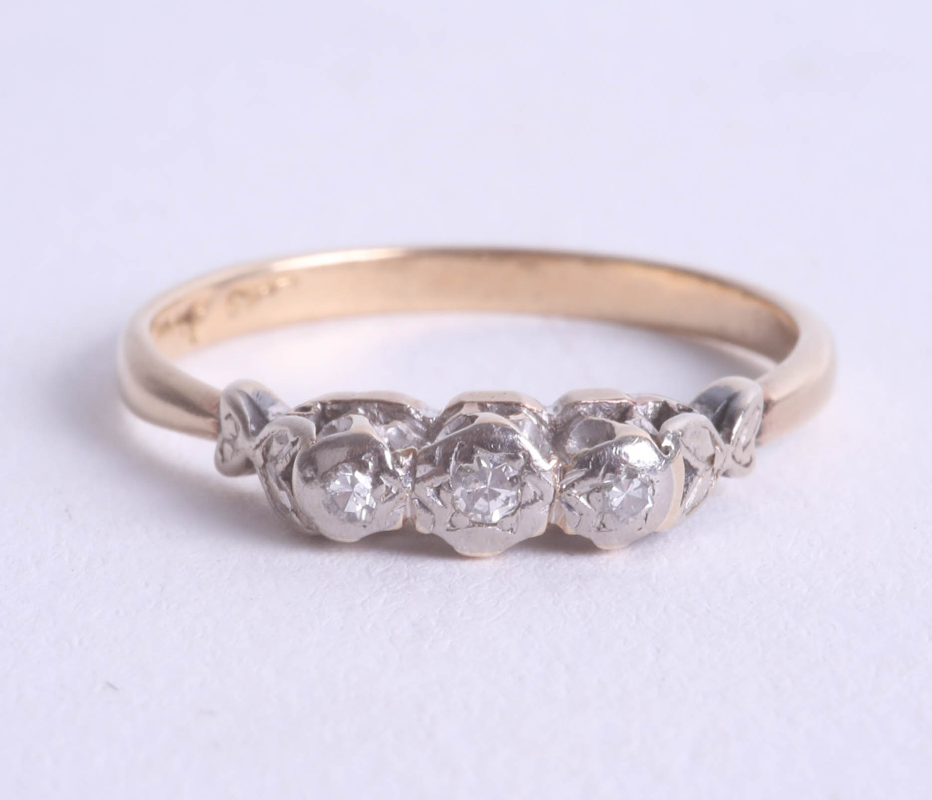 An 18ct three stone diamond ring, size O.