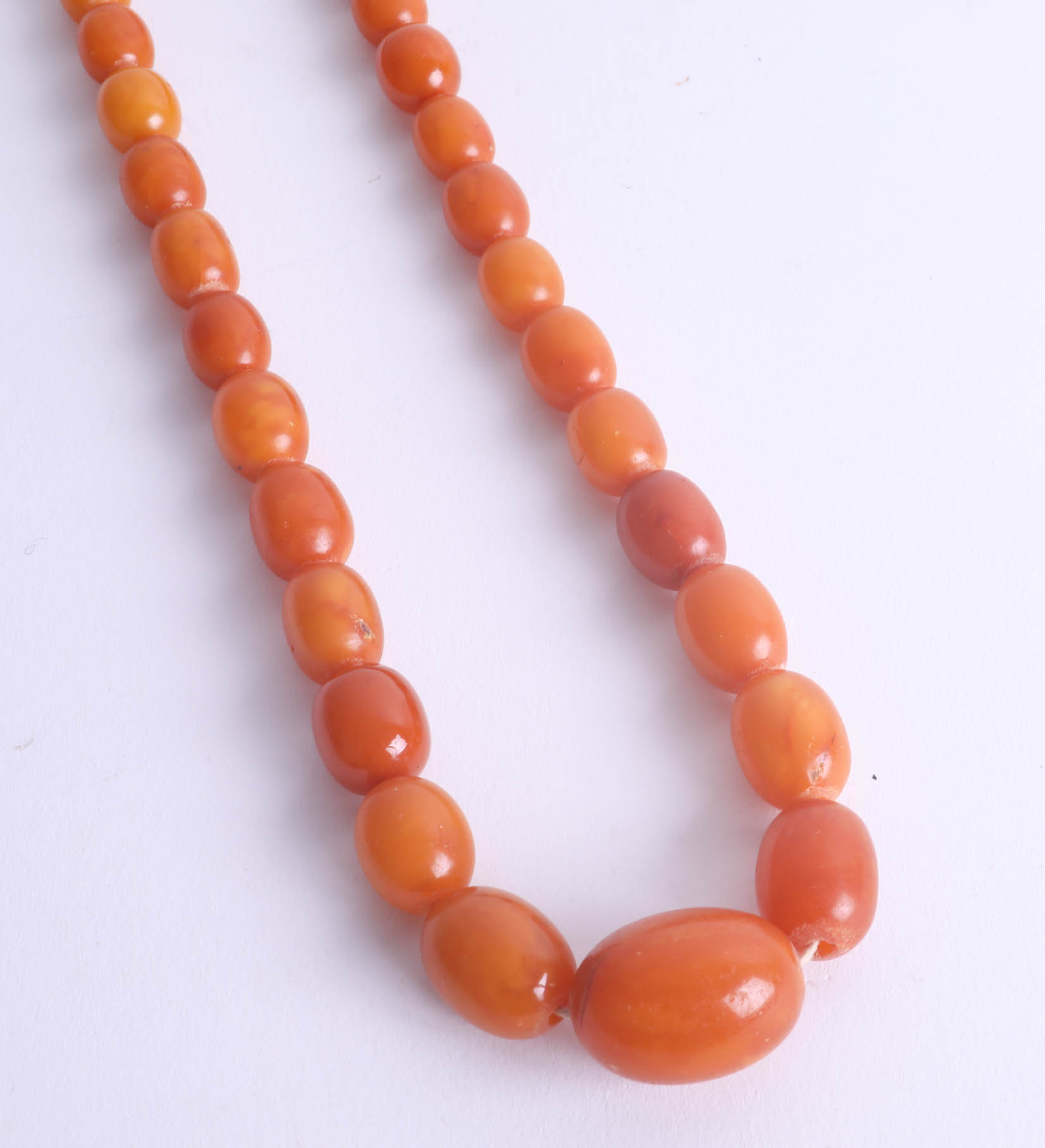 A yellow amber bead necklace, 40.7g. - Image 2 of 2