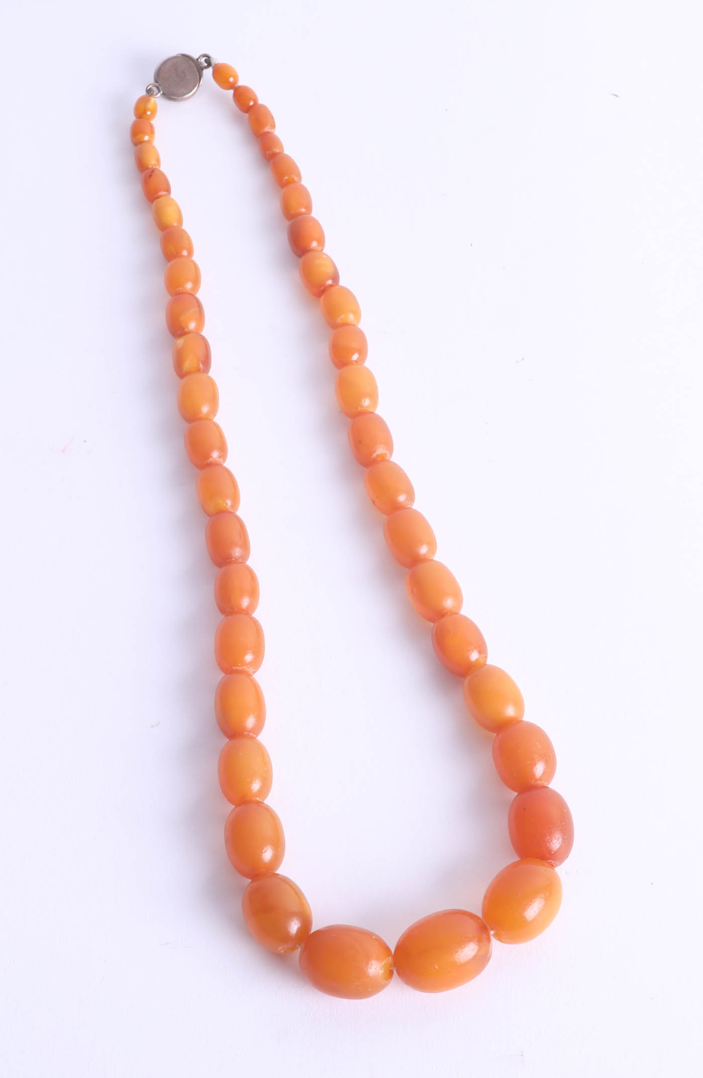 A yellow amber bead necklace, 35.5g.