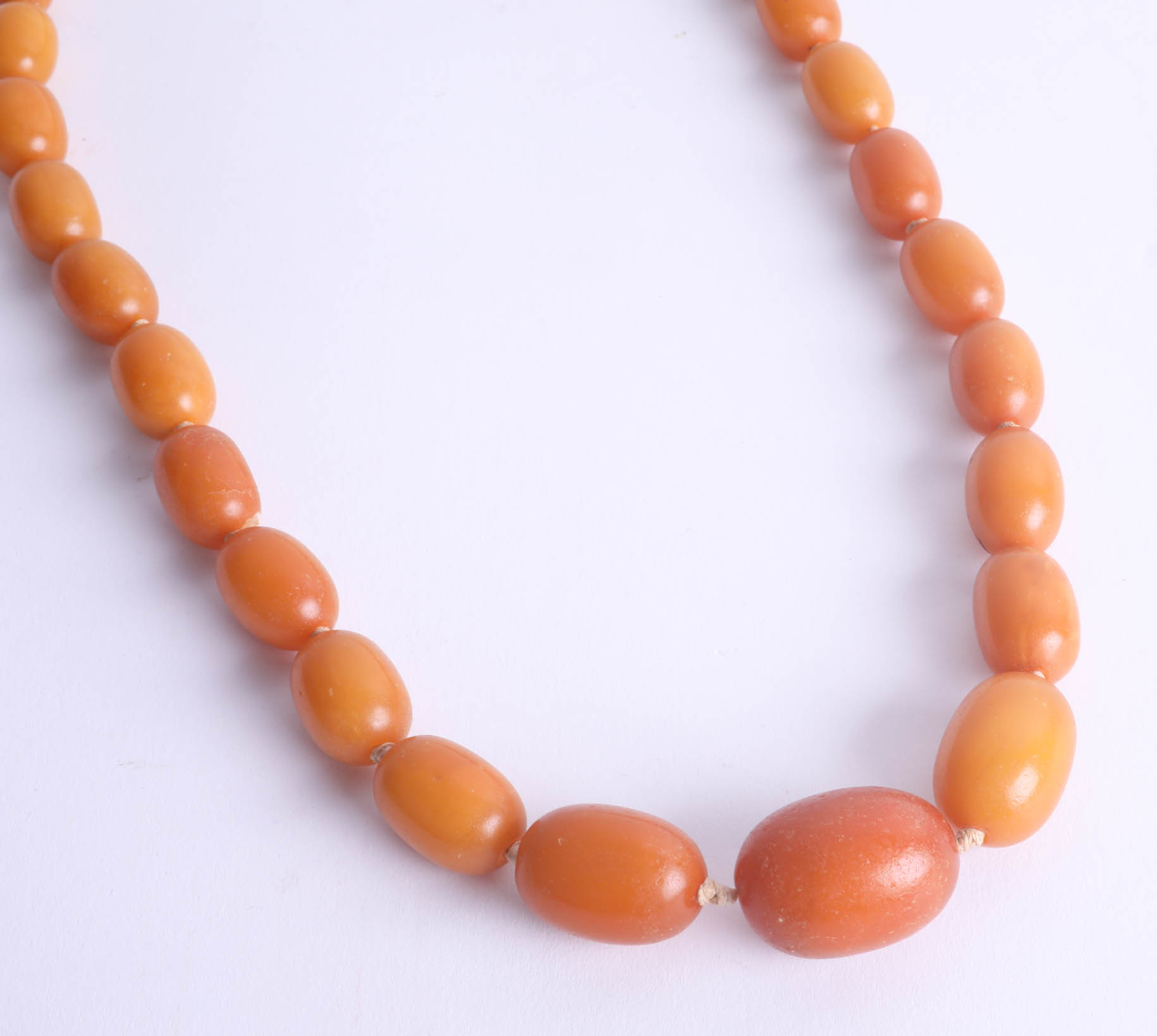 A yellow bead amber necklace, 75.8g.