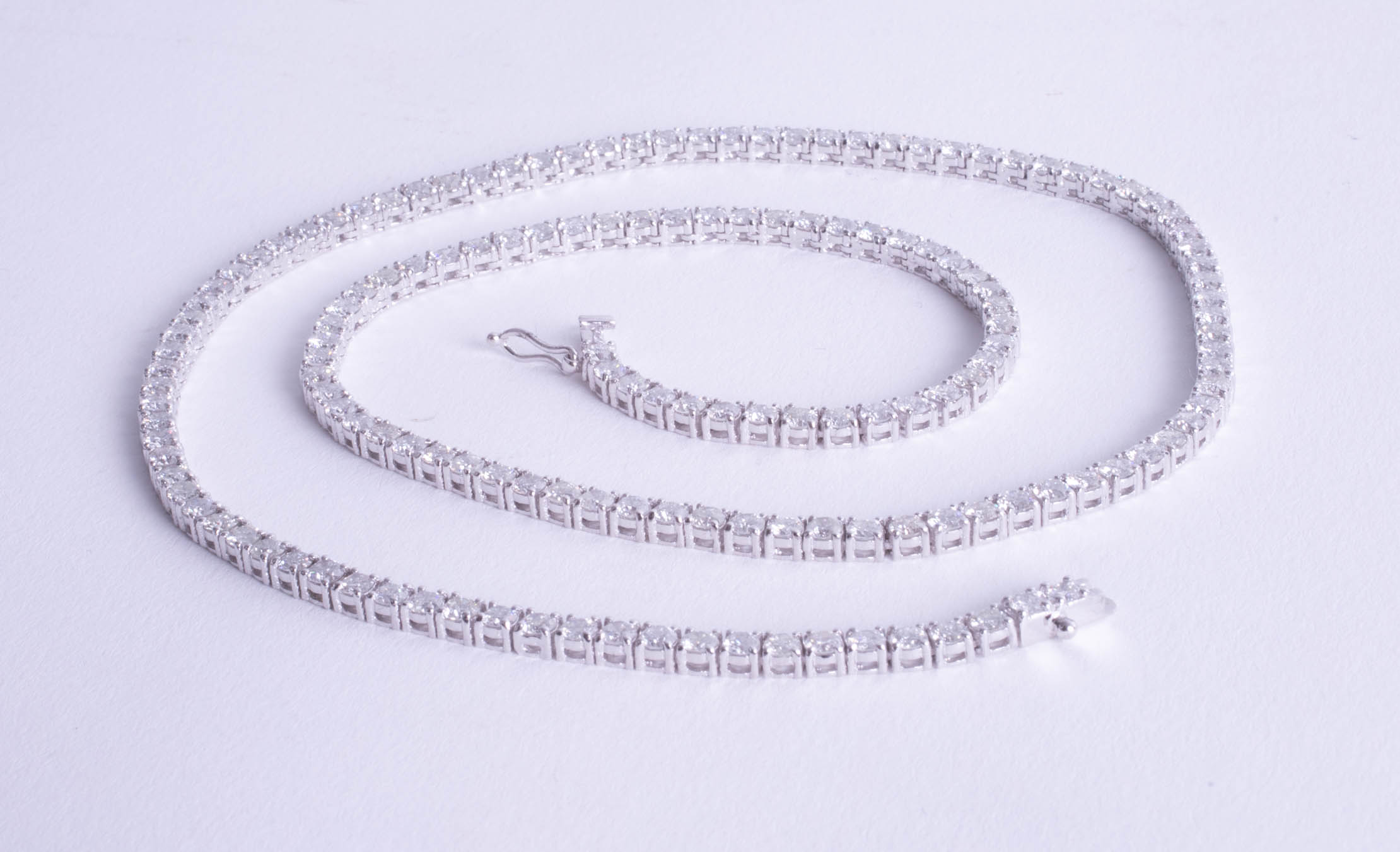 A stunning 18ct white gold necklace set with 155 diamonds, weight approx 18.30ct. - Image 7 of 10