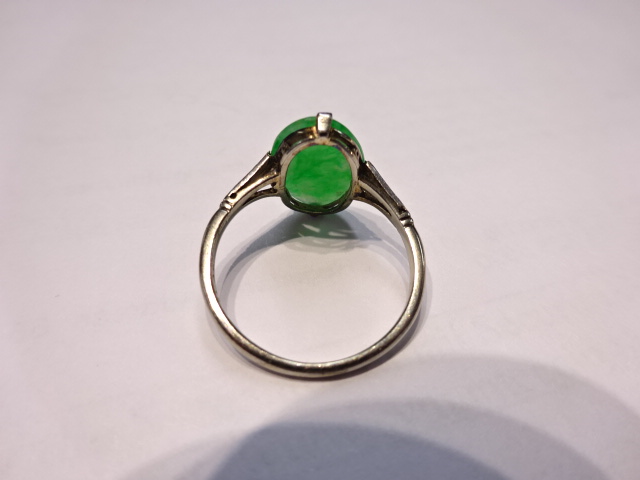 18ct white gold and jade set ring and an 18ct dress (2) approx 5.8g. - Image 3 of 4