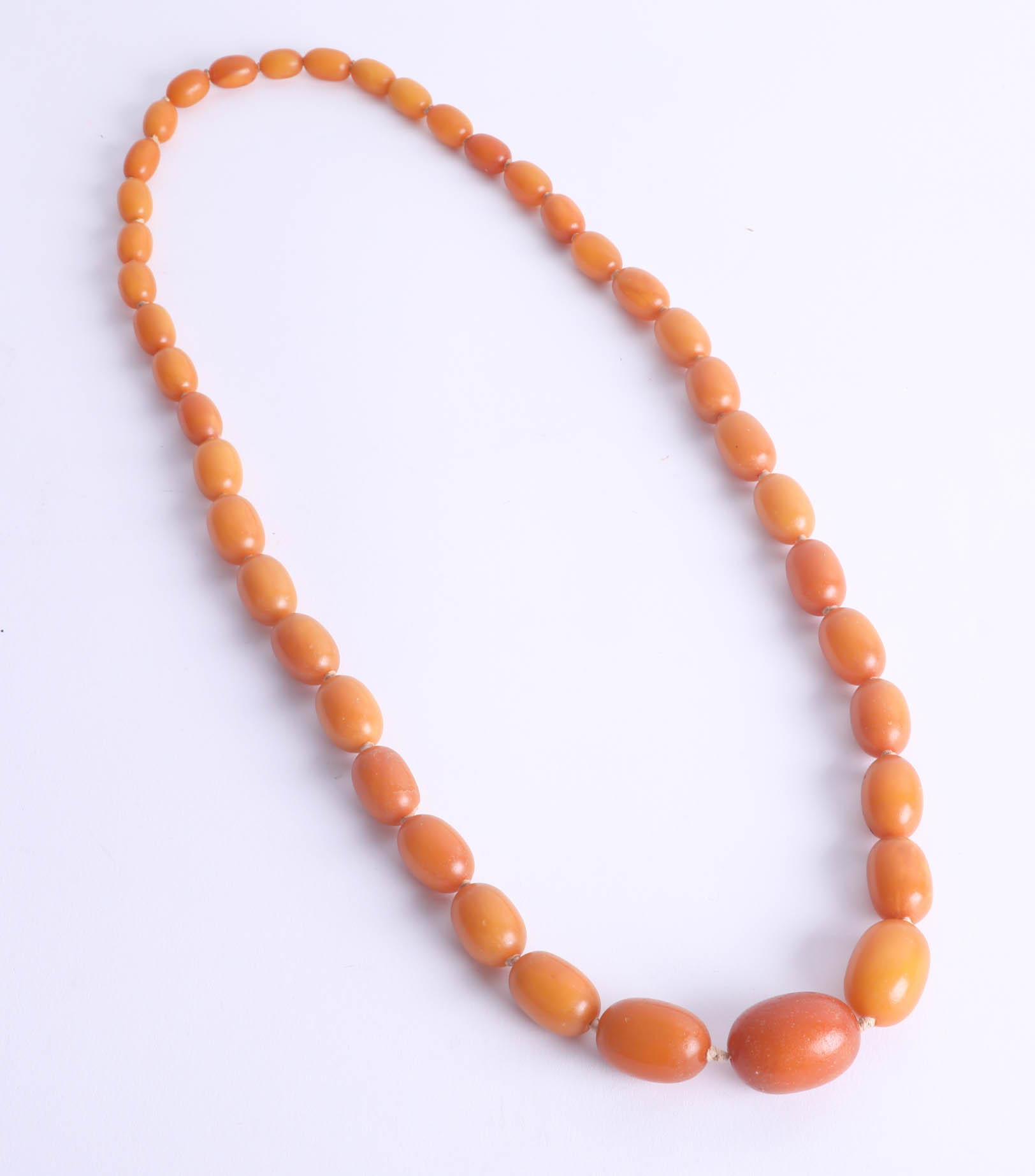 A yellow bead amber necklace, 75.8g. - Image 2 of 7