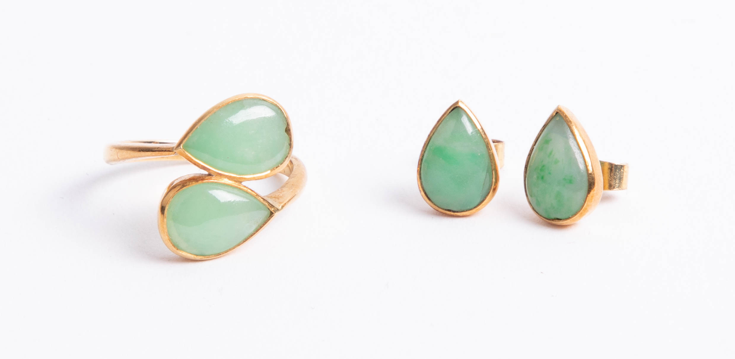 A 18ct green hardstone leaf ring together with a pair of matching earrings approx. 6.80g.