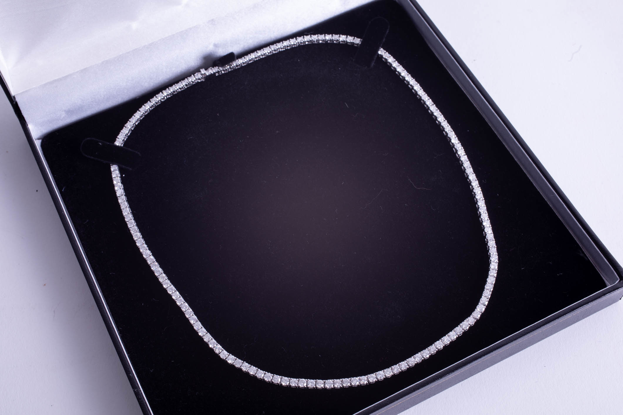 A stunning 18ct white gold necklace set with 155 diamonds, weight approx 18.30ct. - Image 3 of 10