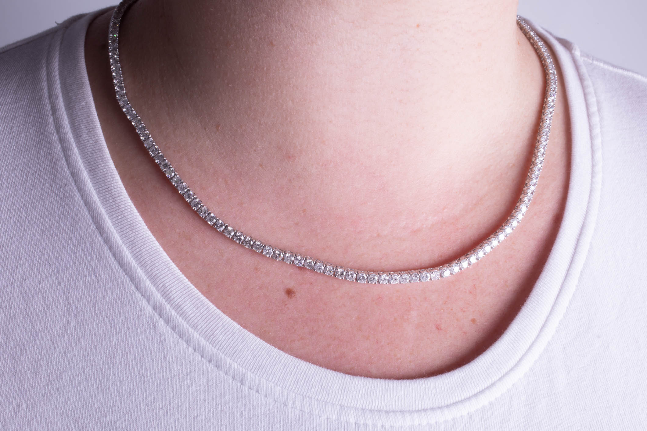 A stunning 18ct white gold necklace set with 155 diamonds, weight approx 18.30ct. - Image 9 of 10